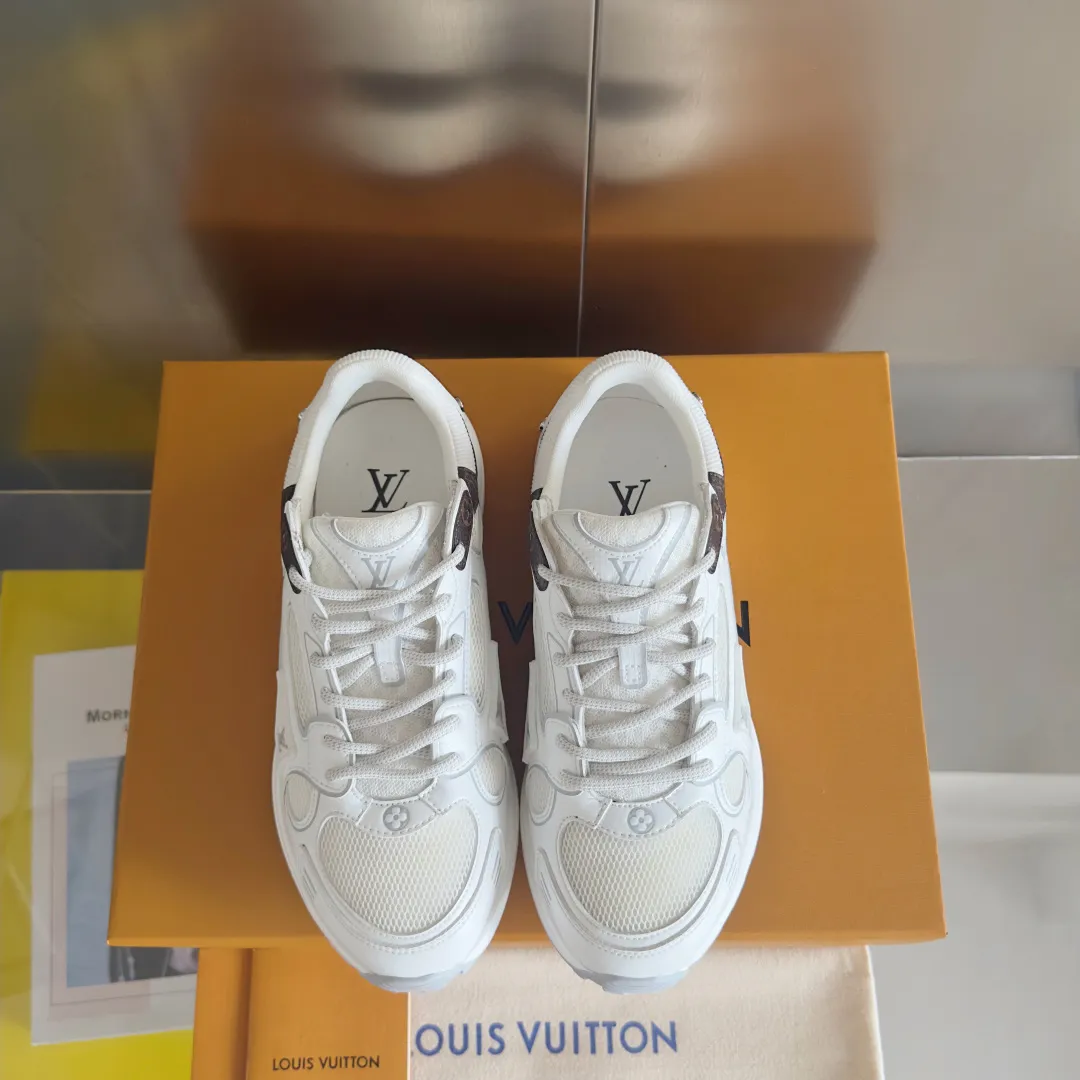 Top version: Couple model 640💰 LV Louis Vuitton L House Donkey Brand Latest Olympia Series Couple Model Silver Horn King Casual Sports Shoes Running Shoes This LV Olympia sports shoe combines mesh fabric and metallic synthetic leather and other technical fabrics to reinterpret the classic running shoe design with a neat and simple design. Lightweight EVA outsole provides a stretchy fit. Rich details such as Monogram embossing and LV letters establish recognition. Exquisite packaging at the delivery counter🛍📦 ▪️Fabric: original imported technical fabric + mesh ▪️Inner lining: original customized breathable mesh ▪️Sole: original molded rubber foam material ▪️Sole thickness: 3.5CM ▪️Size: women's 35-40 / men's 39-44